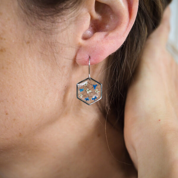 Erinnerungsschmuck große Ohrhänger Hexagon mit Blüten und Fell silber