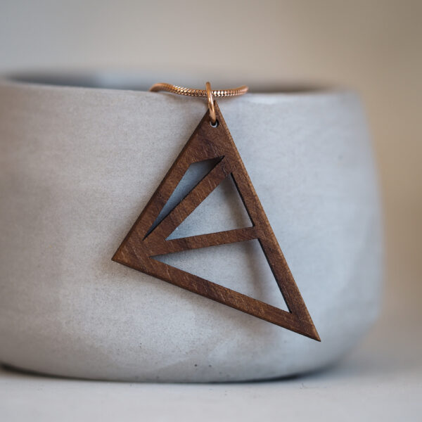 Holzkette großes Dreieck in Nuss roségoldene Schlangenkette (45cm) von Frau Schnieke