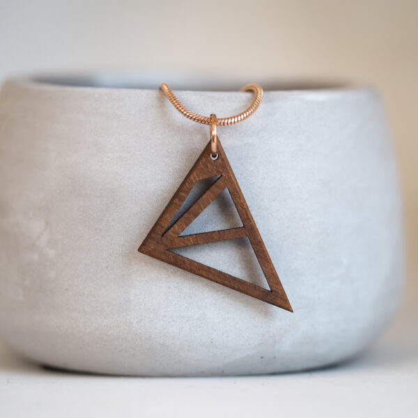 Holzkette kleines Dreieck in Nuss roségoldene Schlangenkette (45cm) von Frau Schnieke
