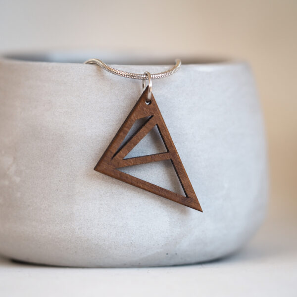Holzkette kleines Dreieck in Nuss silberne Schlangenkette (45cm) von Frau Schnieke