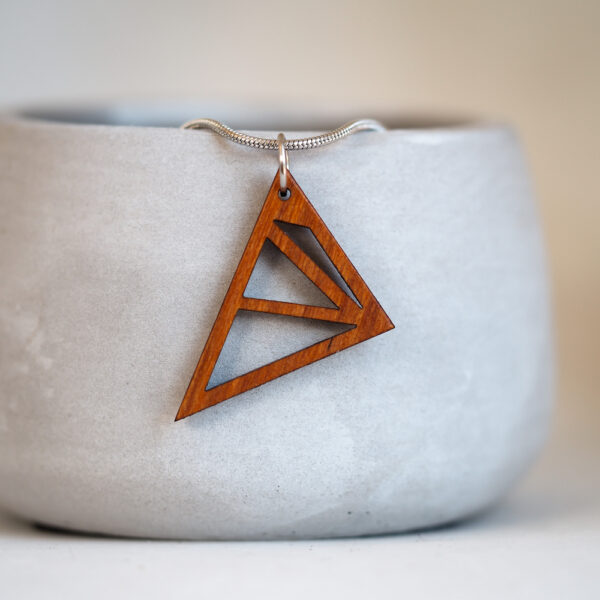 Holzkette kleines Dreieck in Kirsche silberne Schlangenkette (45cm) von Frau Schnieke