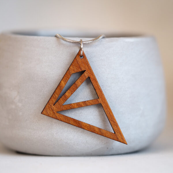 Holzkette großes Dreieck in Kirsche silberne Schlangenkette (45cm) von Frau Schnieke
