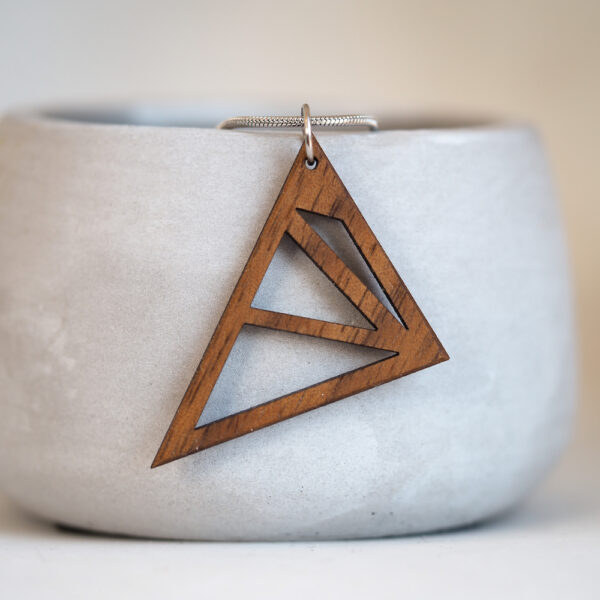 Holzkette großes Dreieck in Nuss silberne Schlangenkette (45cm) von Frau Schnieke