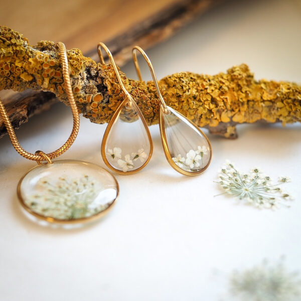 Kleine transparente Tropfen Ohrringe mit echten weißen Blüten in gold. von Frau Schnieke