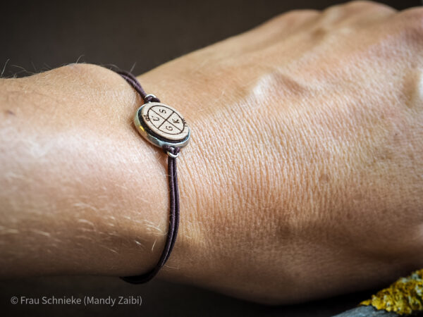 elastisches Armband Holzplättchen mit Gravur von Frau Schnieke