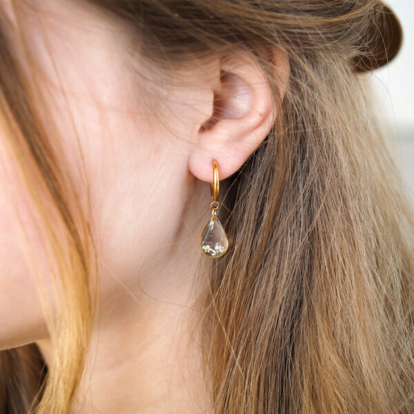 Tropfen Creolen - Ohrringe mit echten weißen Blüten gold von Frau Schnieke