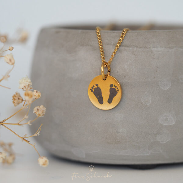 personalisierte Kette, Edelstahl Plättchen mit individueller Gravur, eigenes Foto, Fußabdruck, Fingerabdruck, gravierter Anhänger, 12mm gold Frau Schnieke