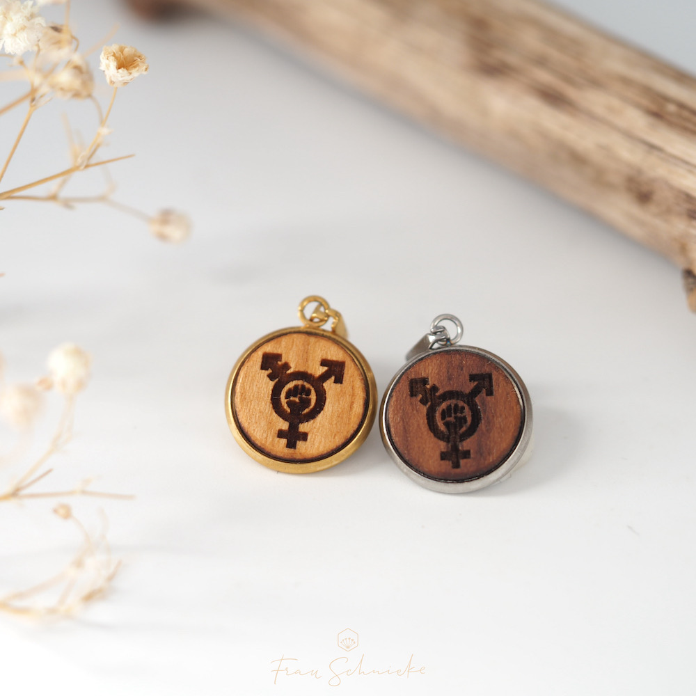 Holz Kette Lasergravur mit politischen Motiven Frauensymbol, queer, arbeitende Frau, klein mittel und groß, in Nussholz oder Kirschholz von Frau Schnieke 12mm